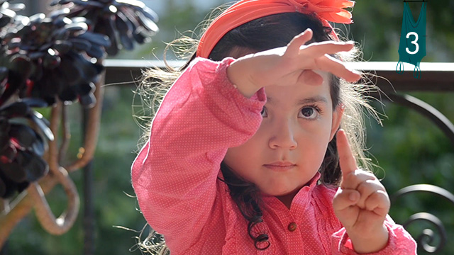 Una pequeña niña jugando con las manos