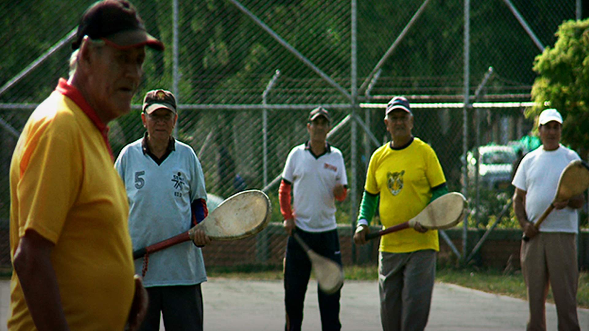 grupo de abuelitos jugando tenis