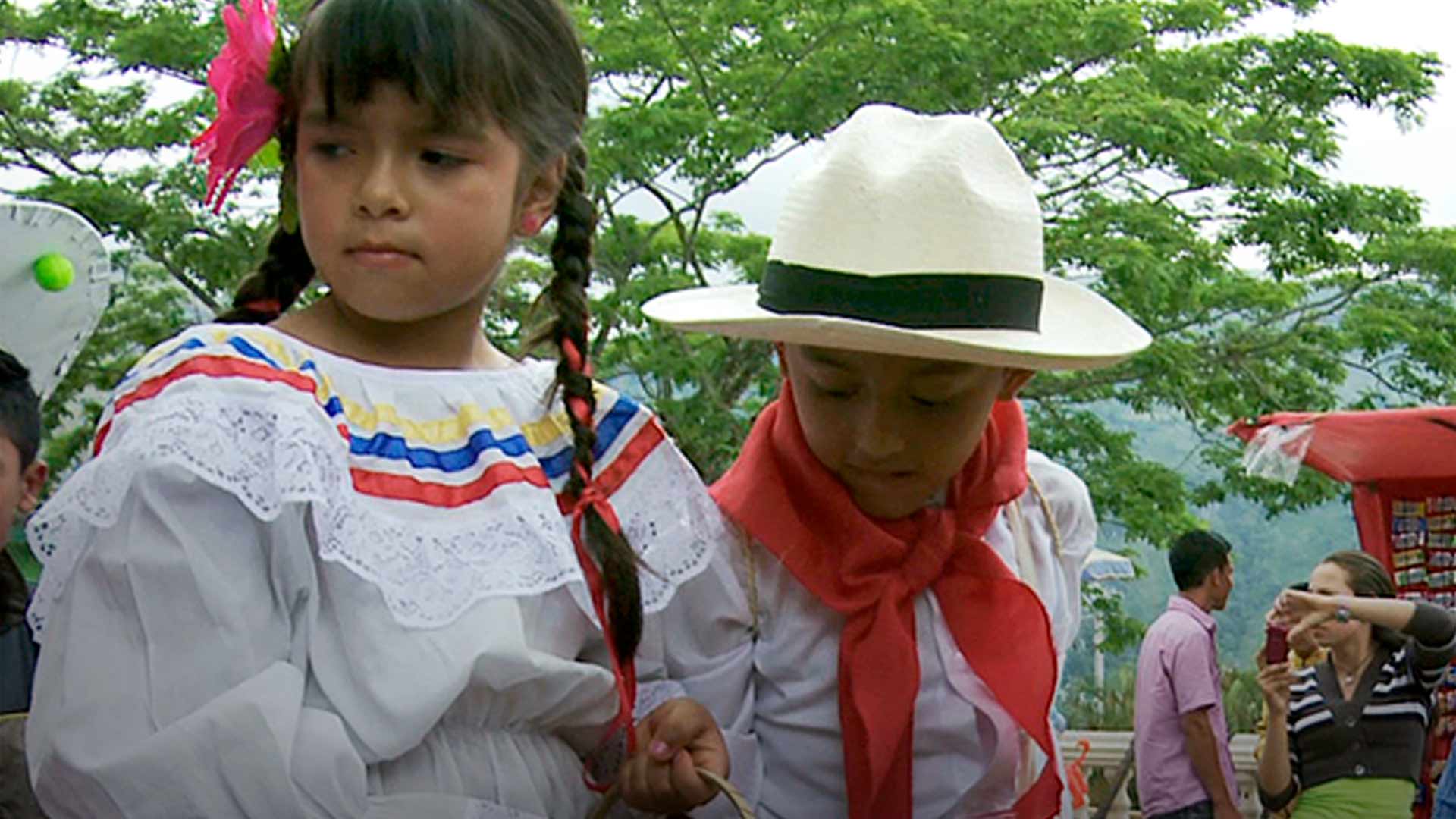 niños con trajes típicos colombianos