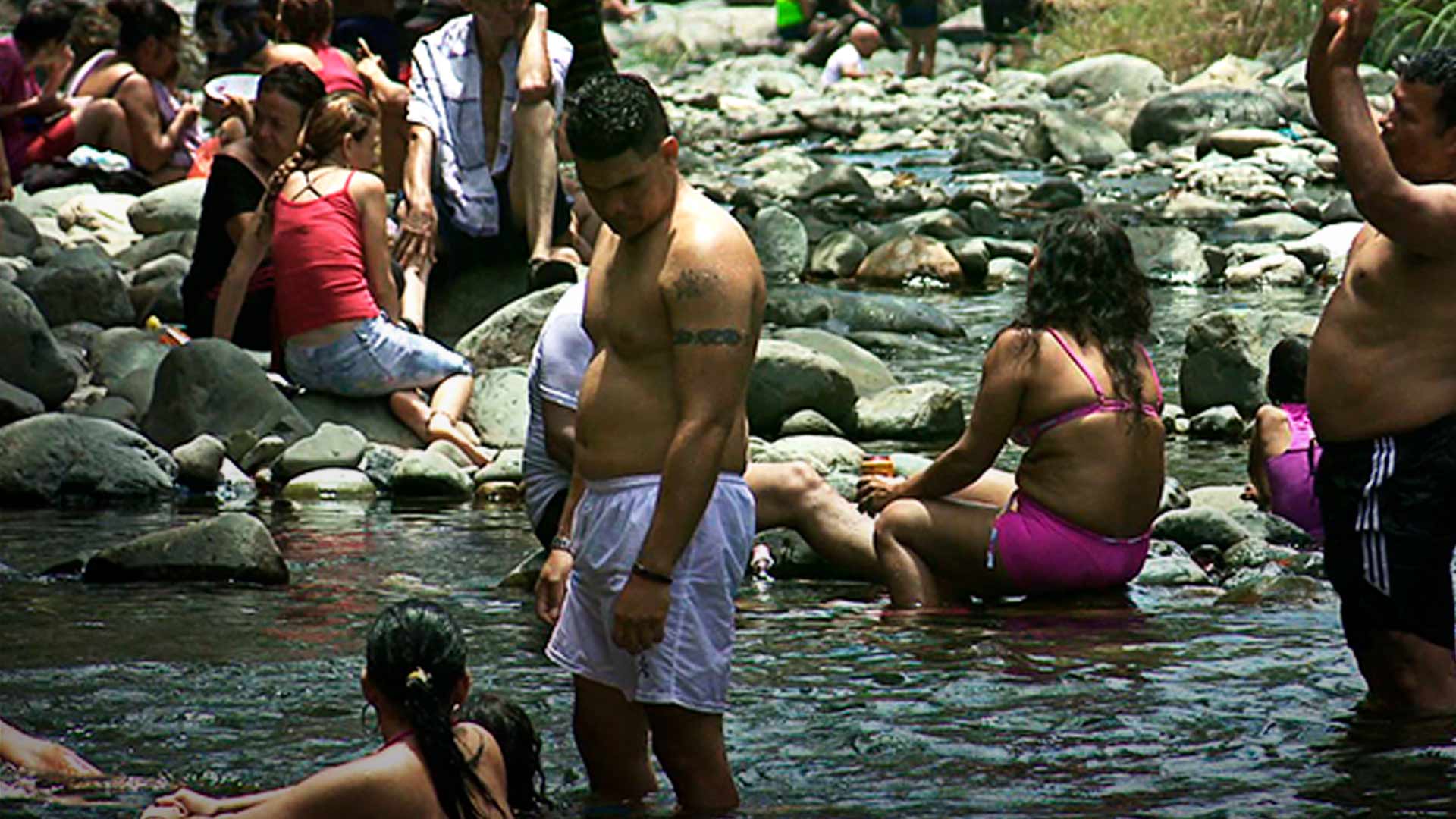 personas en paseo del olla en el río