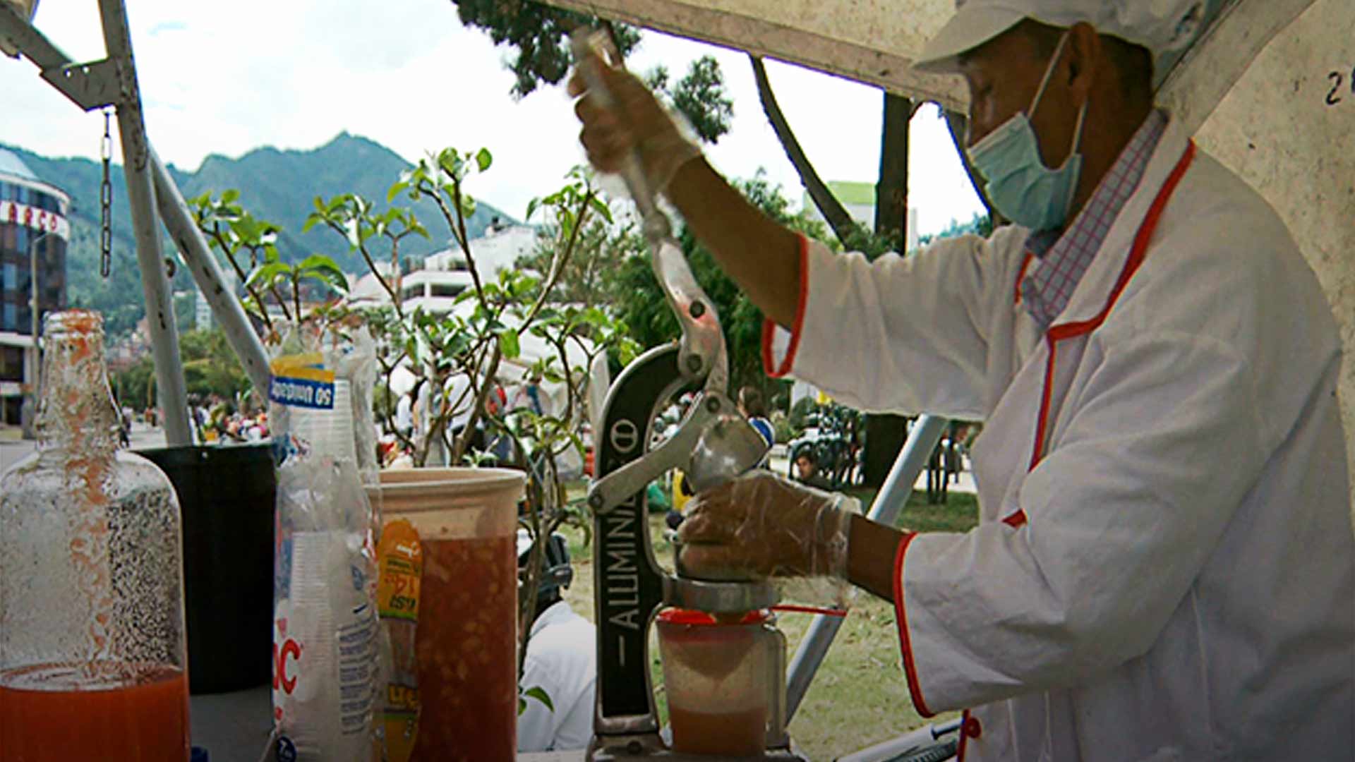 hombre cocinando en la calle