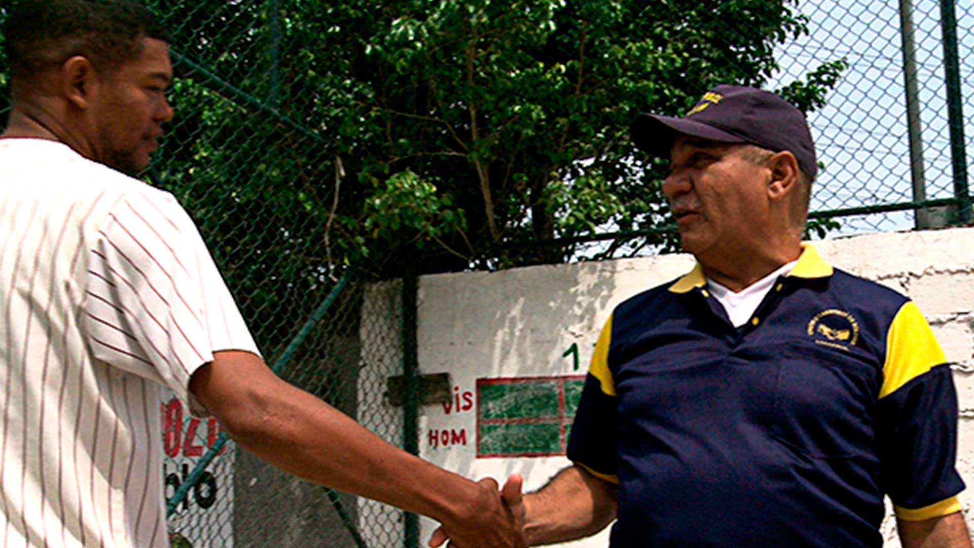 Dos hombres dándose la mano