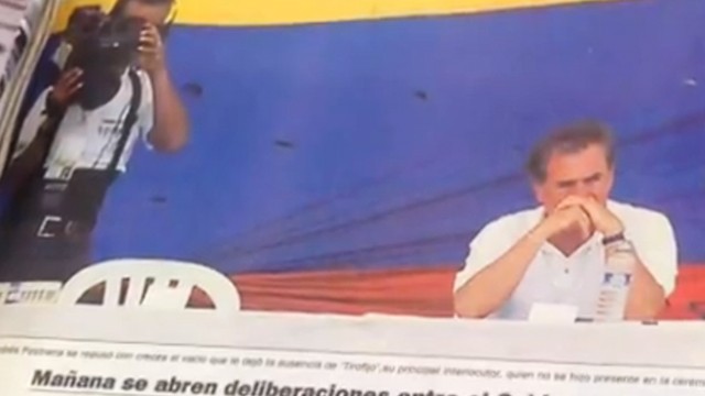 Presidente Andrés Pastrana Arango al lado de la silla vacía que era para "Tirofijo"