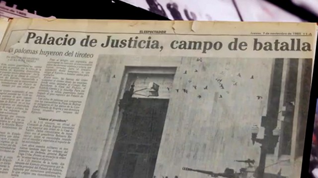 articulo periodístico de 1985 de la toma del Palacio de Justicia en un periódico antiguo