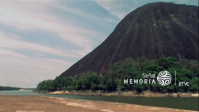 Montaña rodeada por el brazo de un río - Yuruparí