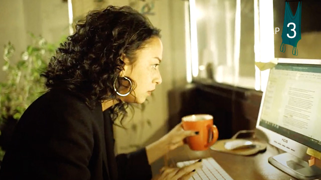 Una mujer frente a una pantalla trabajando