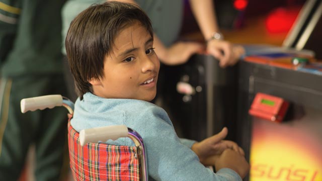 Acompaña a Alex en esta aventura de andar en silla de ruedas por la plataforma RTVCPlay.