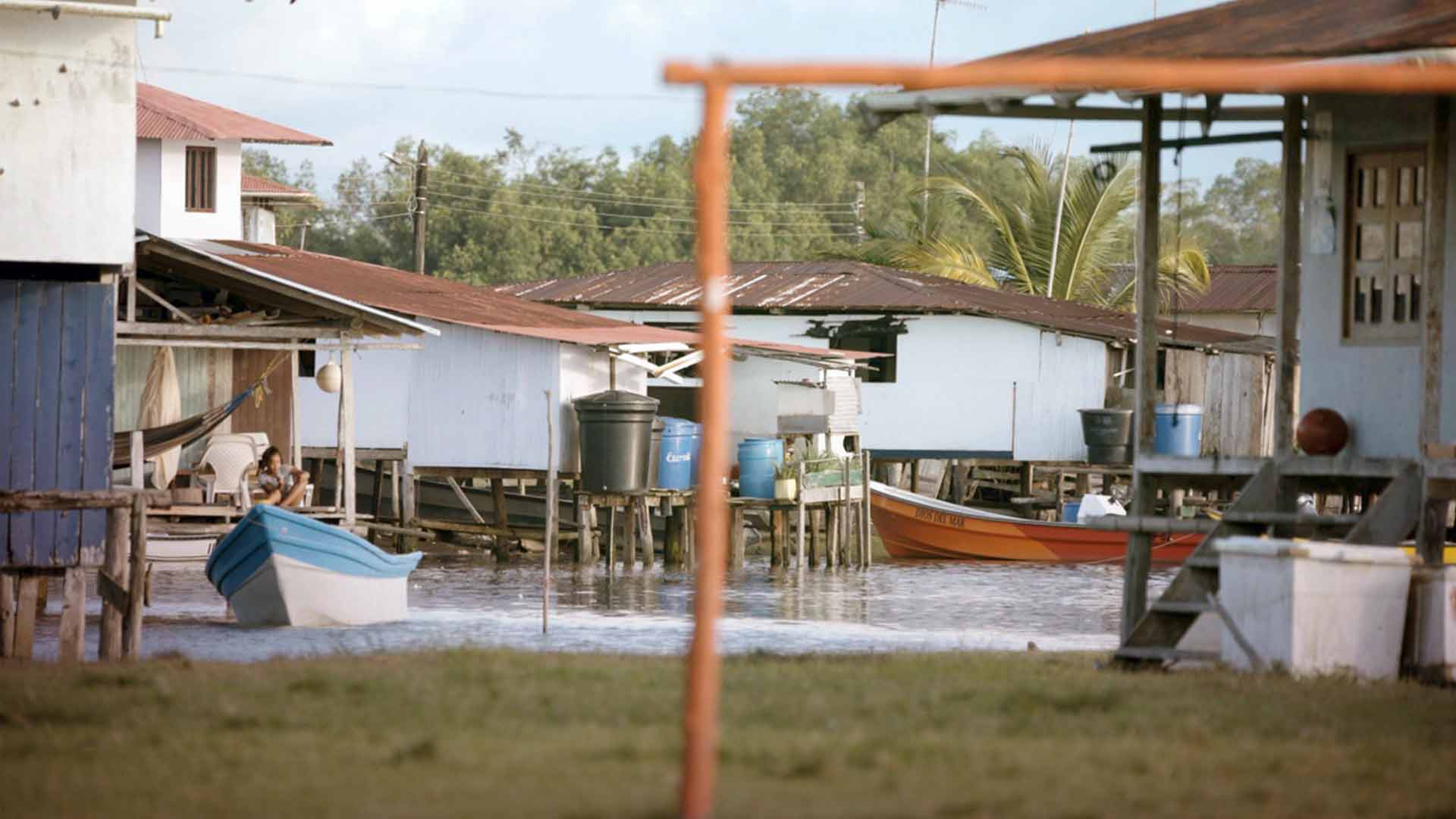 Casas rudimentarias sobre la costa con lanchas sobre el agua - Aislados