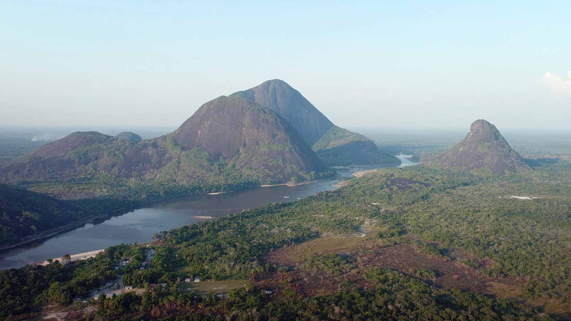 Paisaje de montañas atravesadas por un río - Aislados