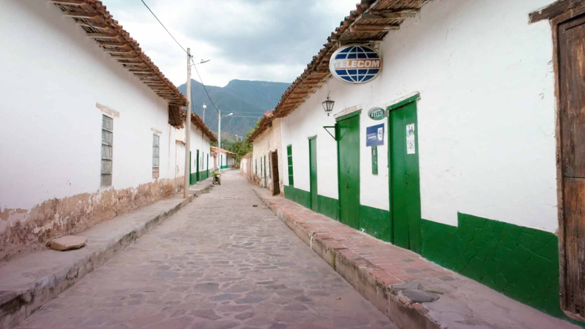 Calle empedrada de Jordán Sube - Aislados