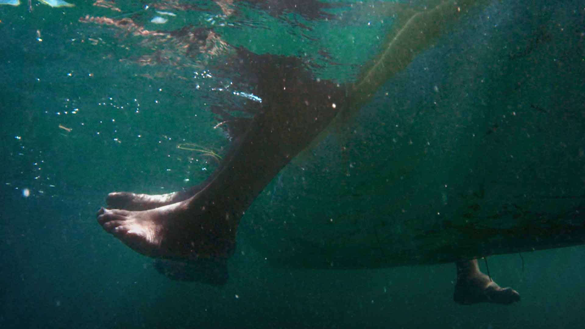 Pies sumergidos en el agua - Aislados