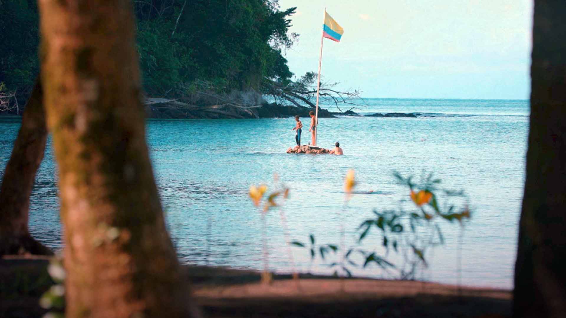 Niños afro jugando en el mar junto a la playa - Aislados