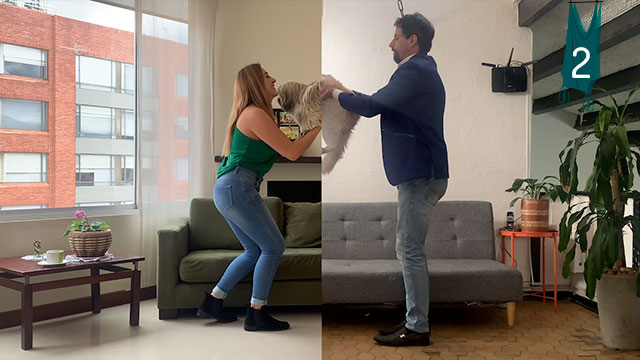 Pareja con un regalo en un apartamento