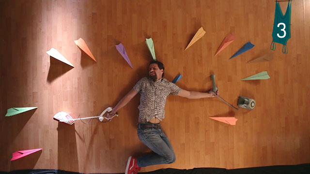 Hombre en el suelo con flechas que se dirigen hacia él