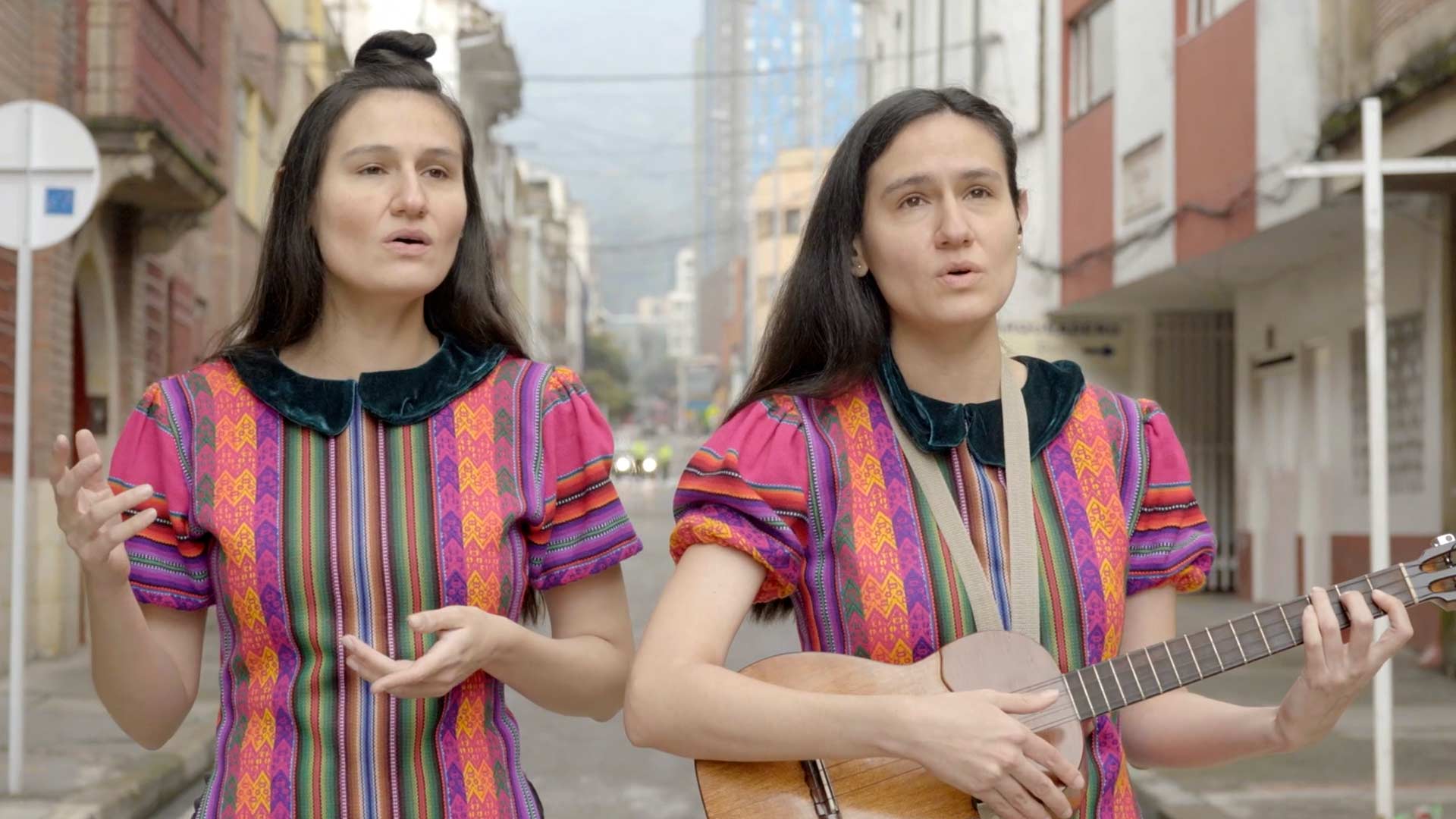 Las Áñez cantan En la lucha desde la tradicional calle 20 con carrera sexta, en pleno centro de Bogotá