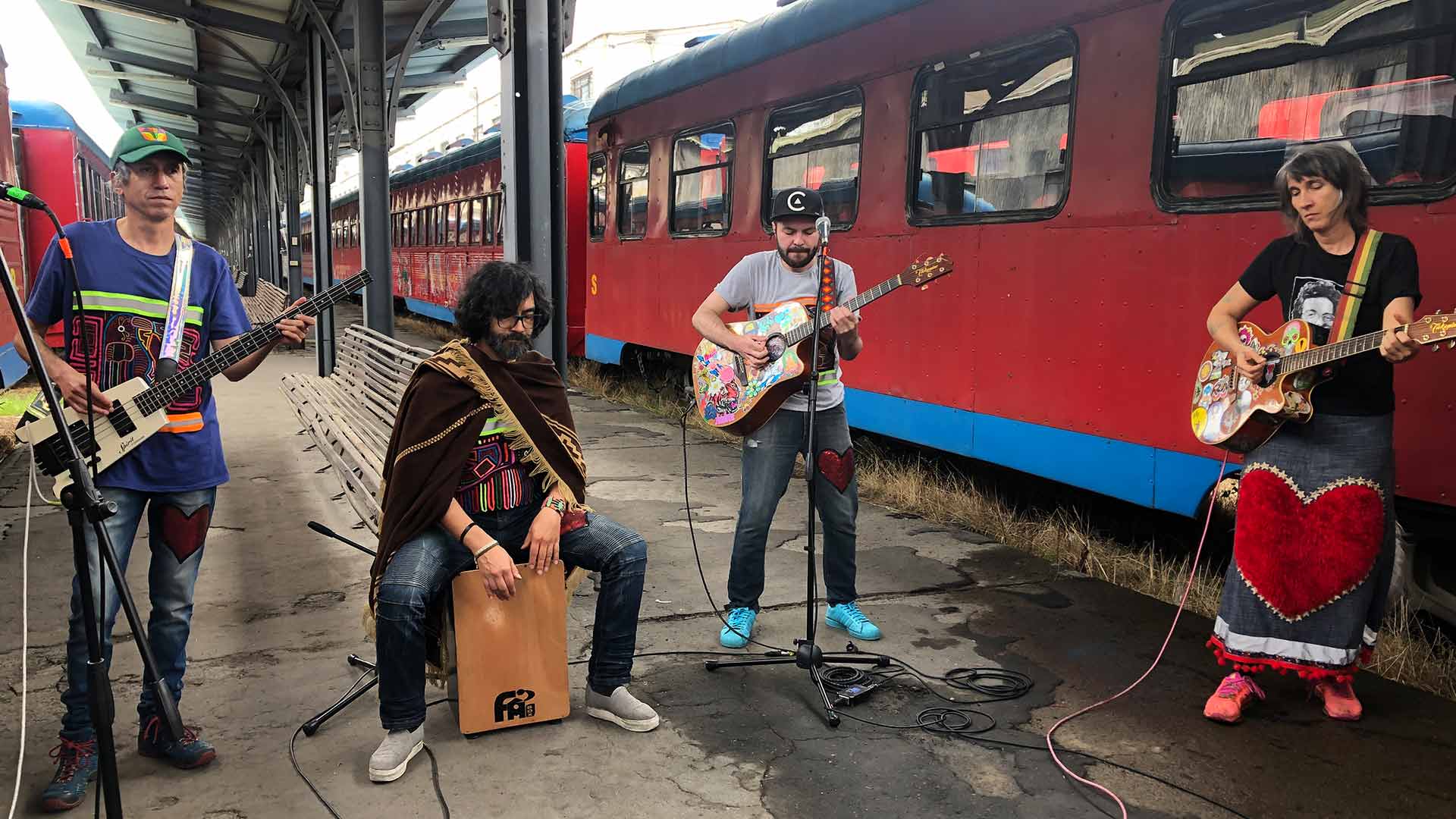 Andrea Echeverri, Héctor Buitrago, Gregorio Merchán y Leonardo Castiblanco de Aterciopelados son la primera banda en hacer parte de Sesiones RTVC