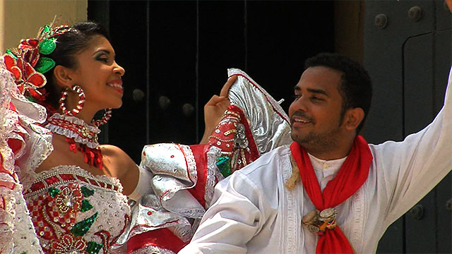 pareja Wayuu bailando con trajes típicos colombianos