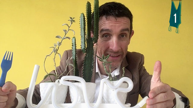 Gonzalo Valderrama con utensilios de su casa