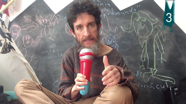 Gonzalo barba larga con un micrófono de juguete