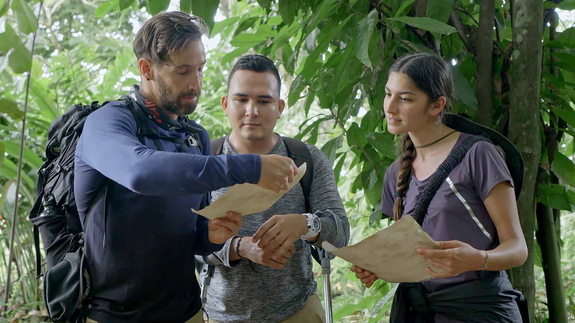 personas en la selva mirando un mapa 