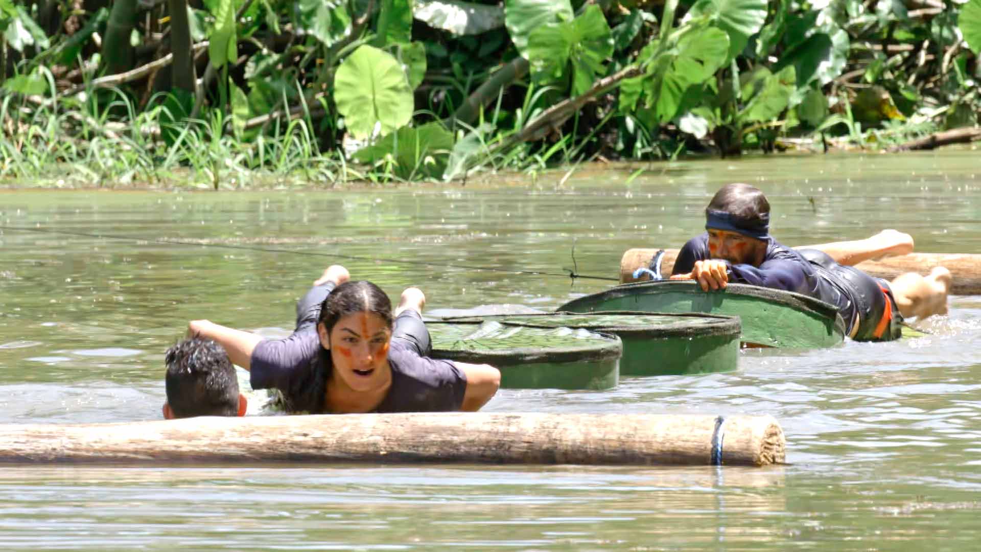 dos personas cruzando el río Amazonas 