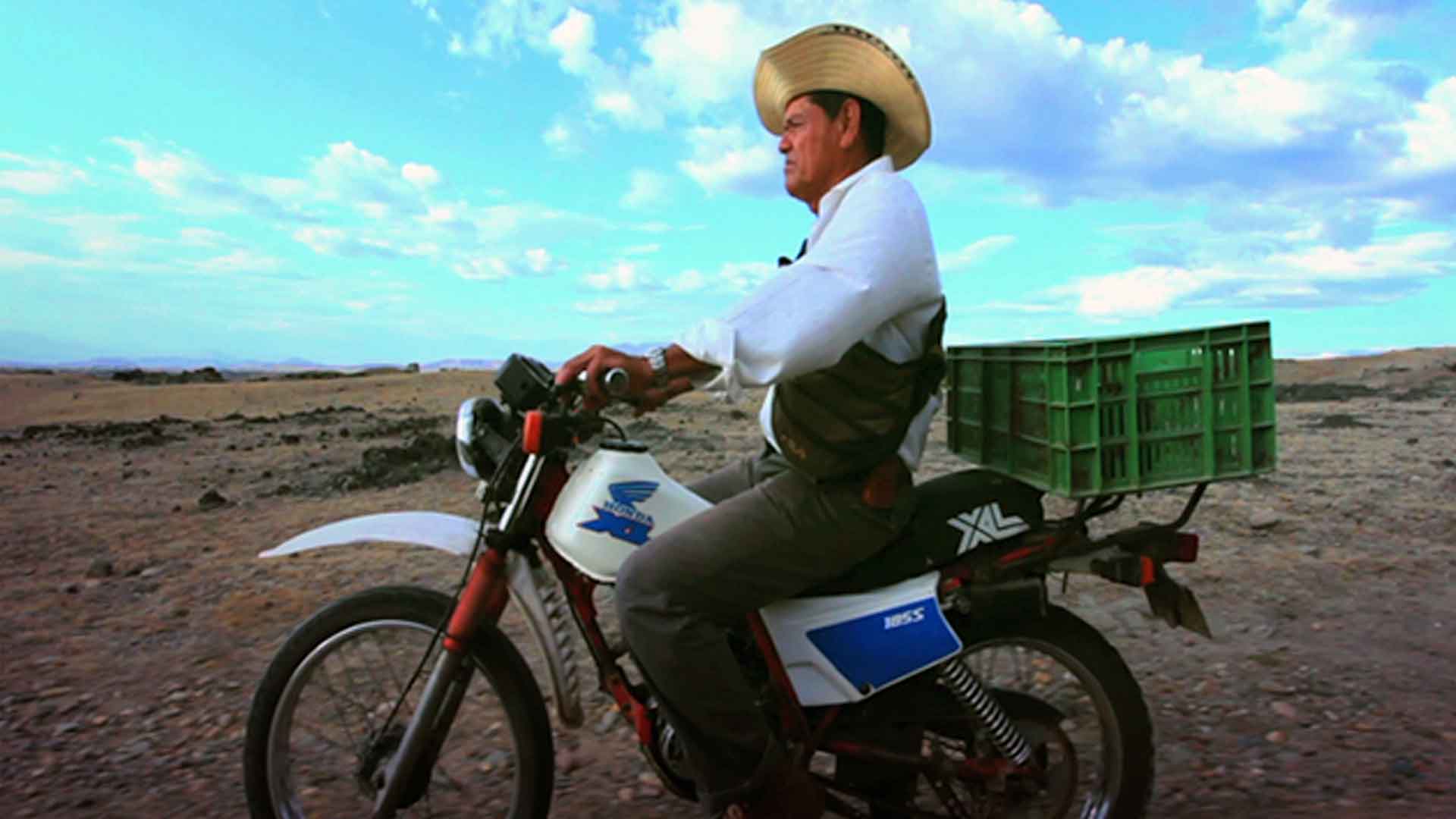 Hombre con sombrero en motocicleta
