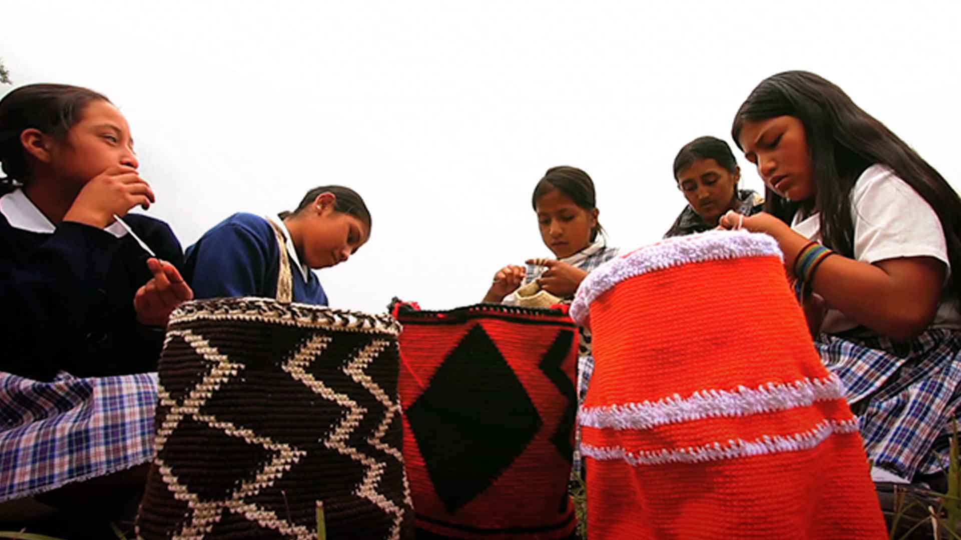 Mujeres tejiendo mochilas 