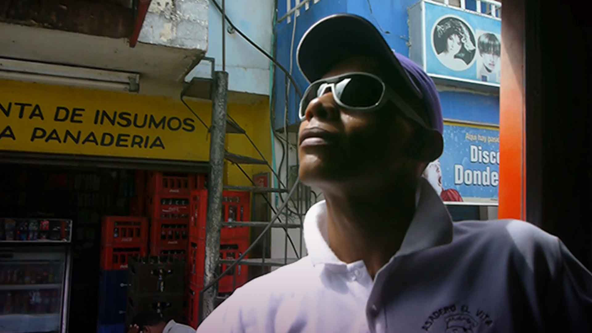 hombre costeño con lentes y gorra