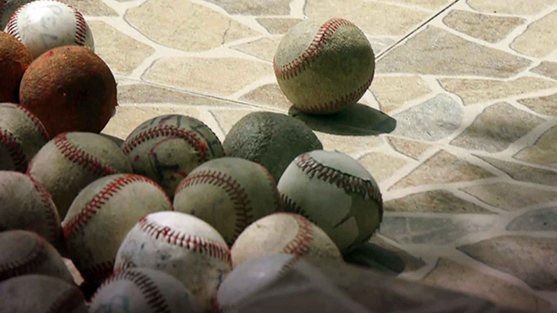 pelotas de béisbol en el suelo