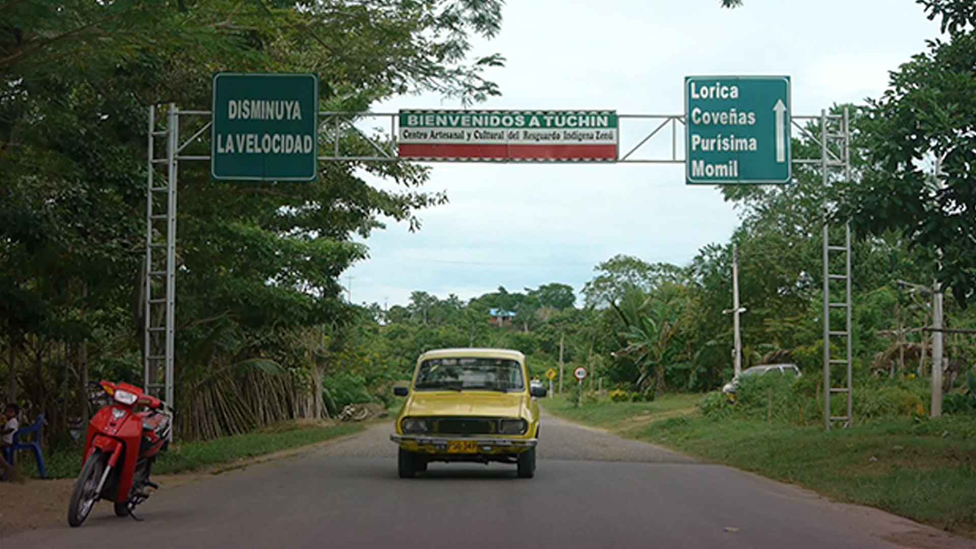 Carro en carretera llegando a "Tuchin"