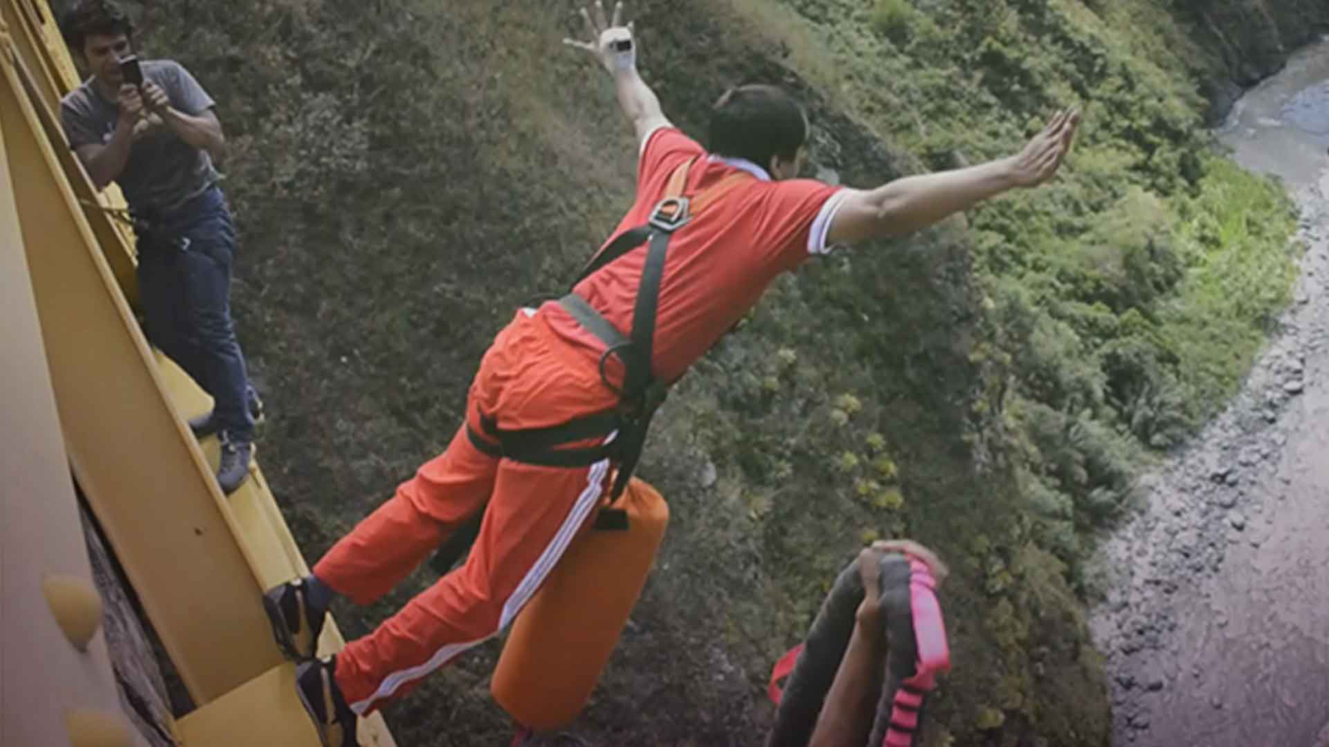 Hombre saltando en "bungee jumping"