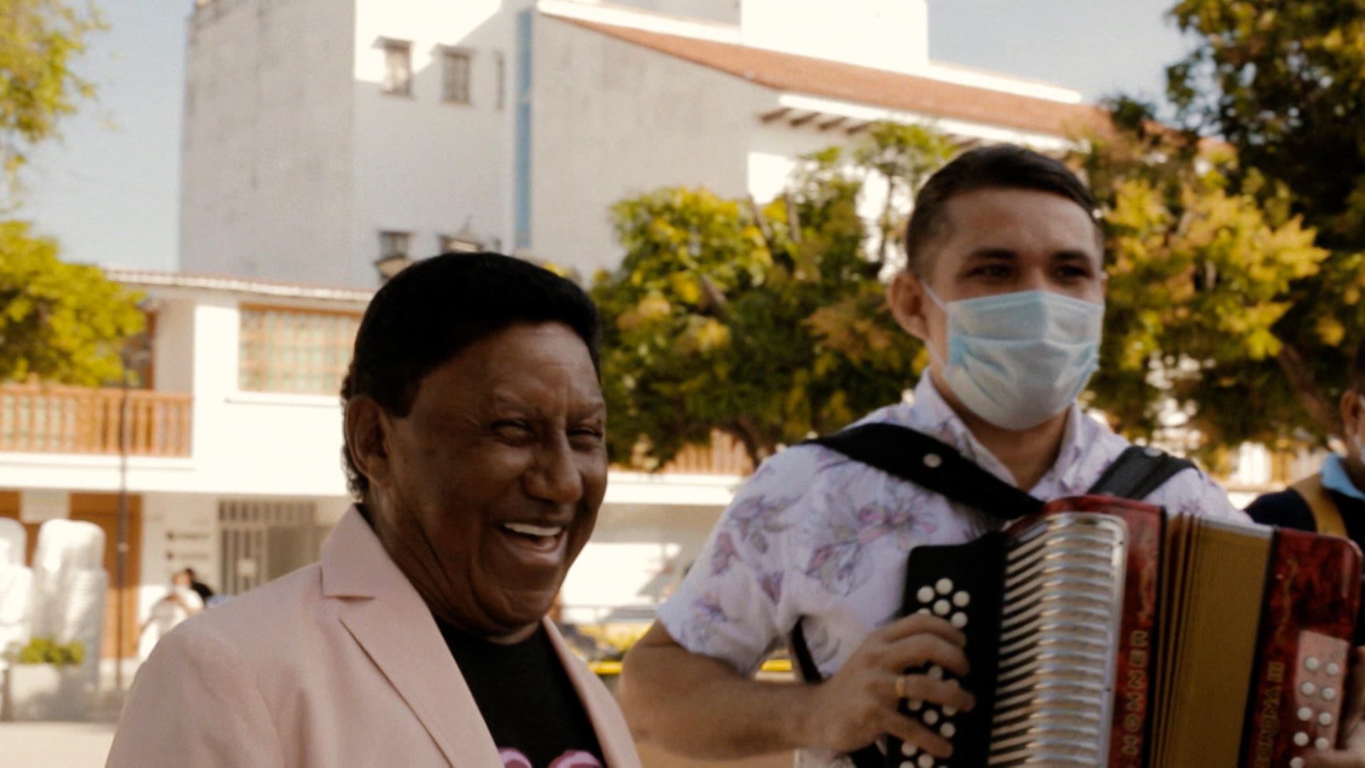 Silvio Brito riendo junto a su acordeonista, cantante de vallenato, series gratis, coronel en su laberinto, series colombianas, musica gratis, series online