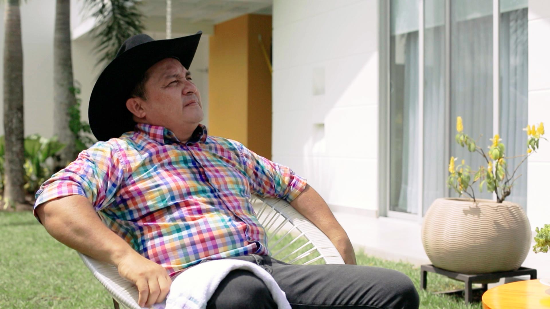 Walter Silva en una silla, walter silva, musica llanera, series gratis, series colombianas gratis, coronel