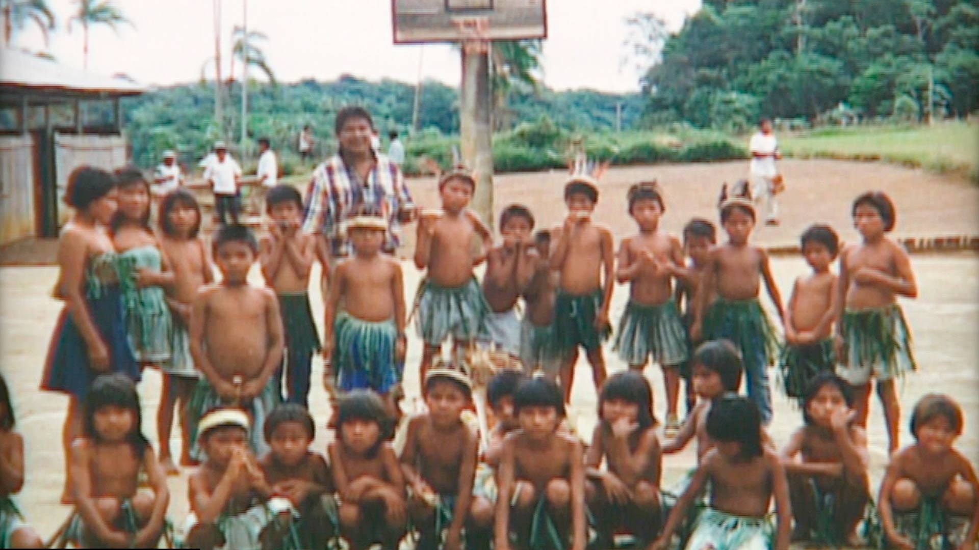niños nativos reunidos