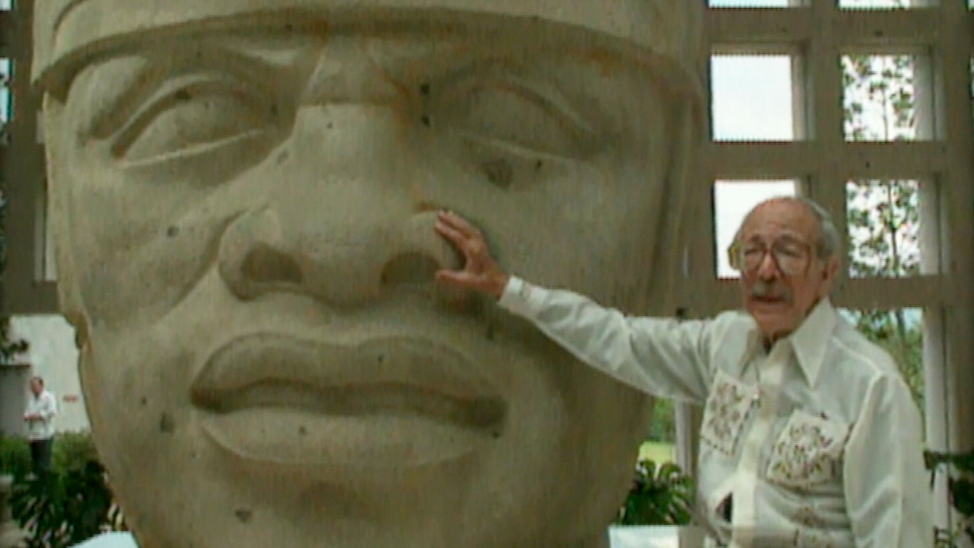 Fernando Benítez con su escultura