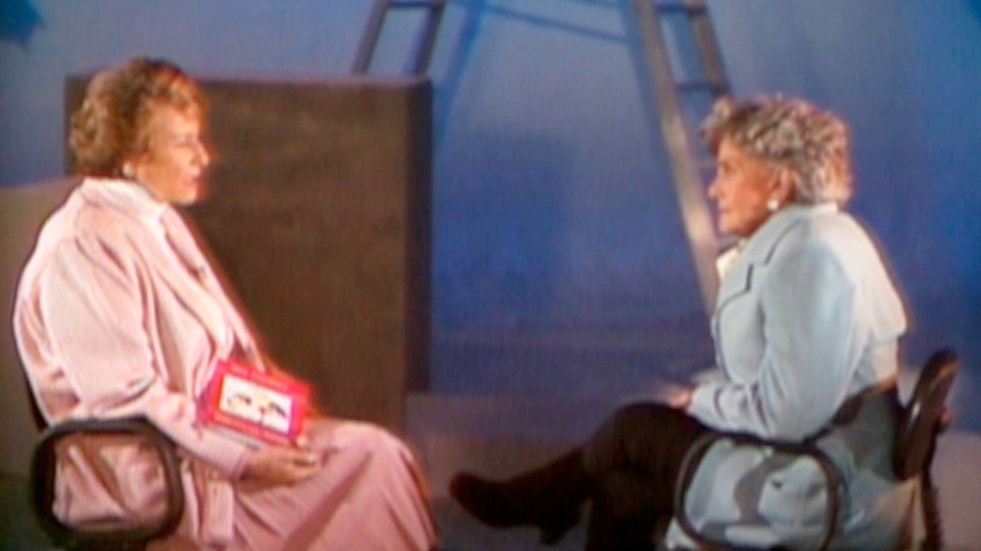 La periodista Gloria Castellanos trabajando 