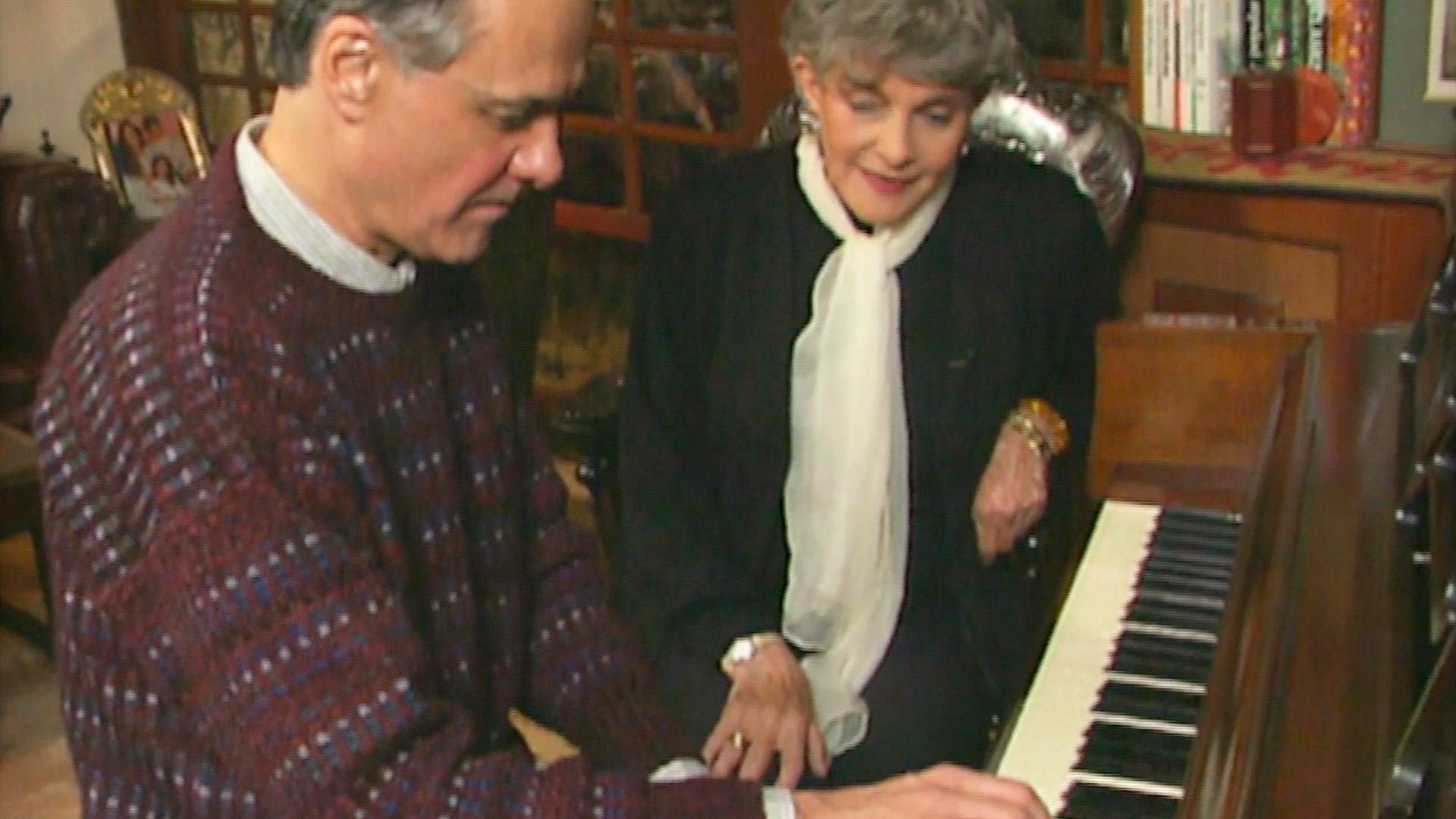Fernando Vallejo tocando el piano