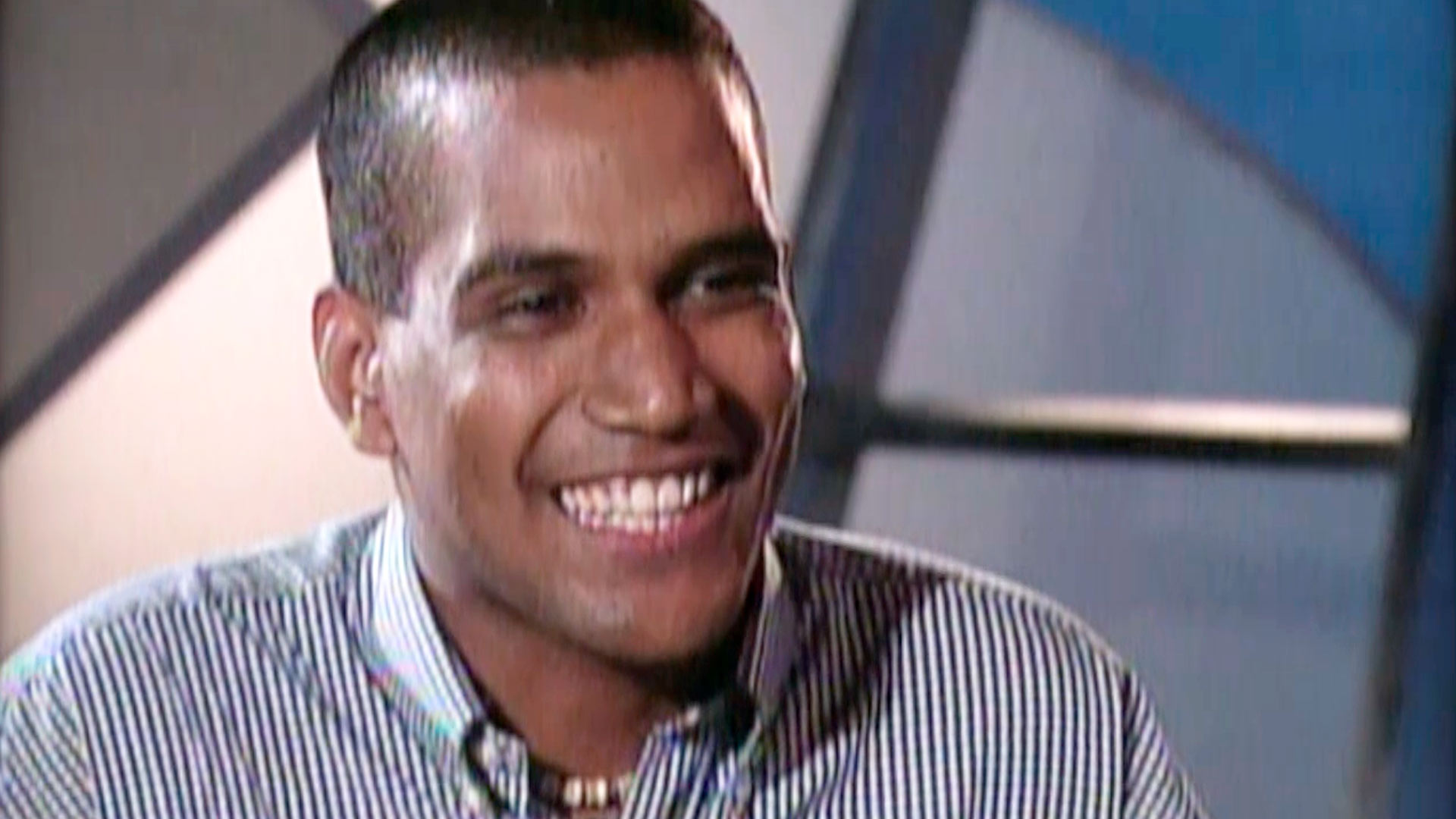 hombre afro sonriente