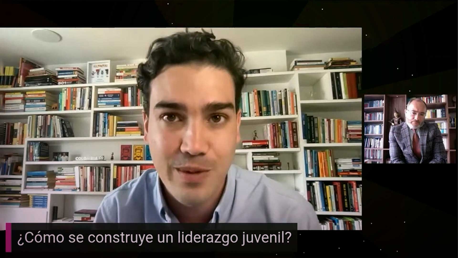 joven hablando sobre liderazgo
