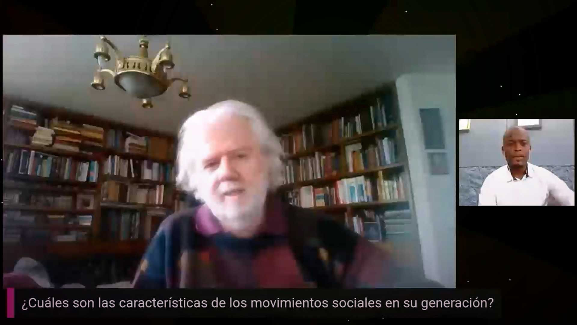 hombre de edad hablando por cámara