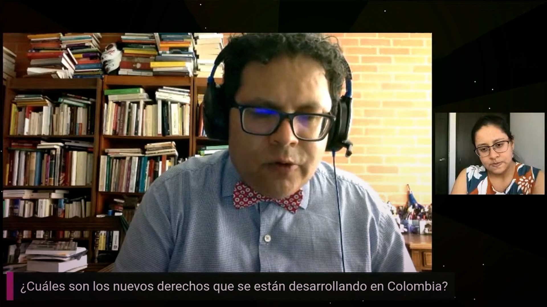 hombre hablando a la cámara