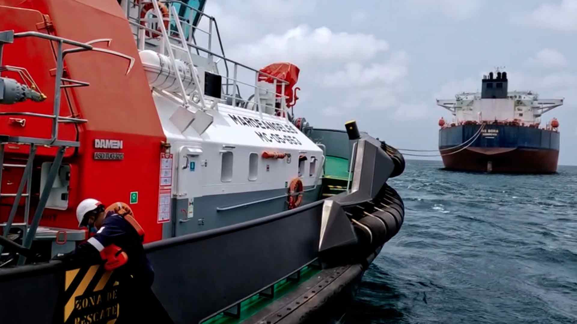 Algunos de los barcos que participan en el transporte del crudo almacenado en Coveñas