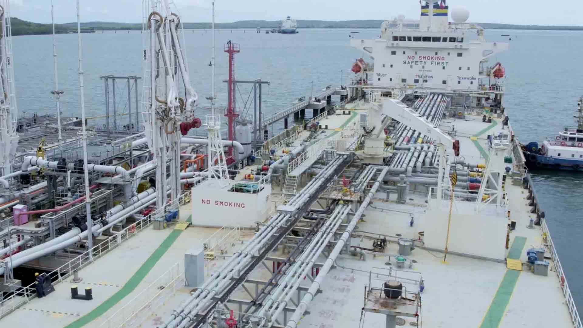 Un barco ubicado en Puerto Bahía, la terminal con acceso directo al Canal del Dique