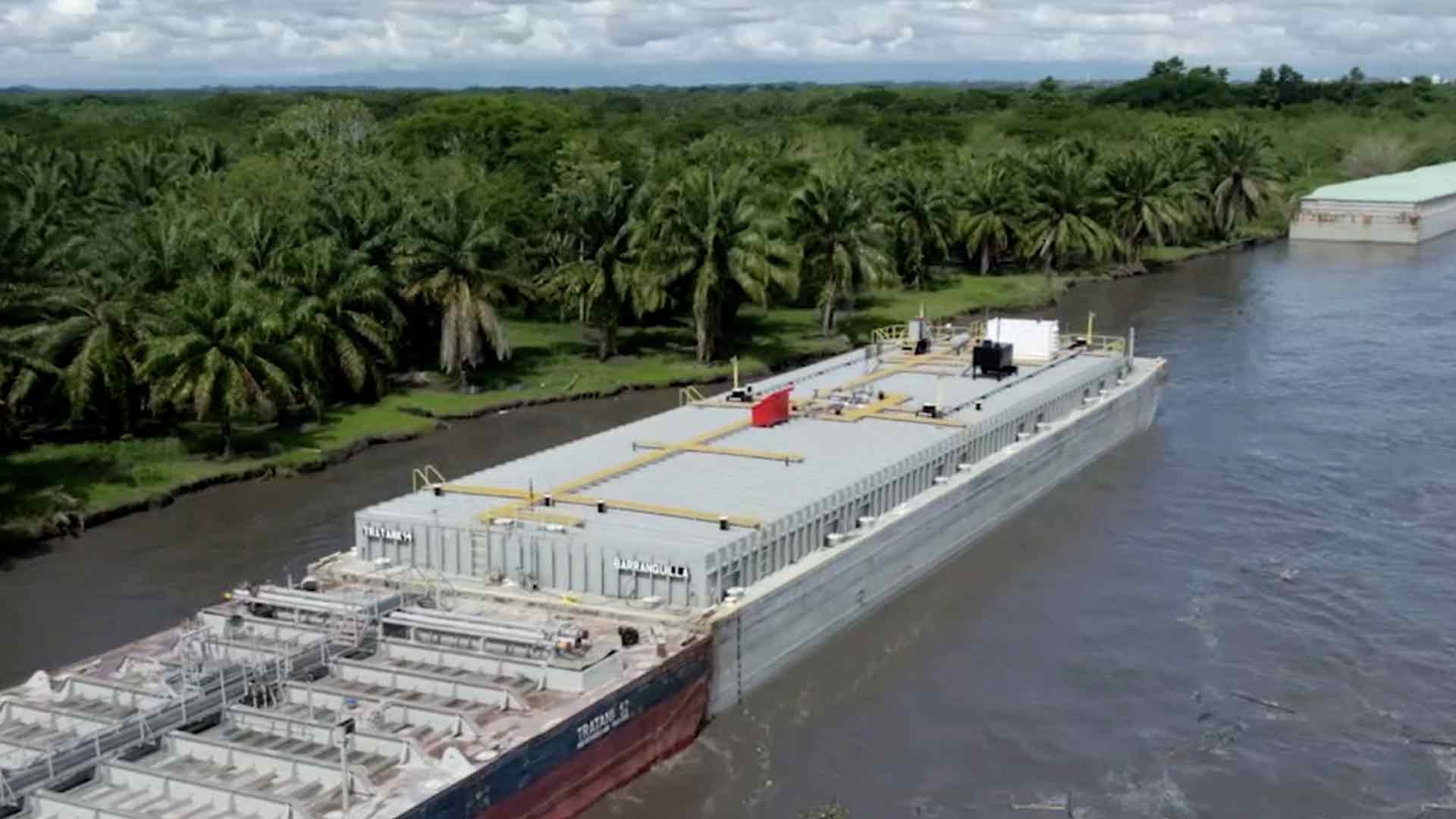 Un buque de carga en Impala Terminals, ubicada sobre el río Magdalena