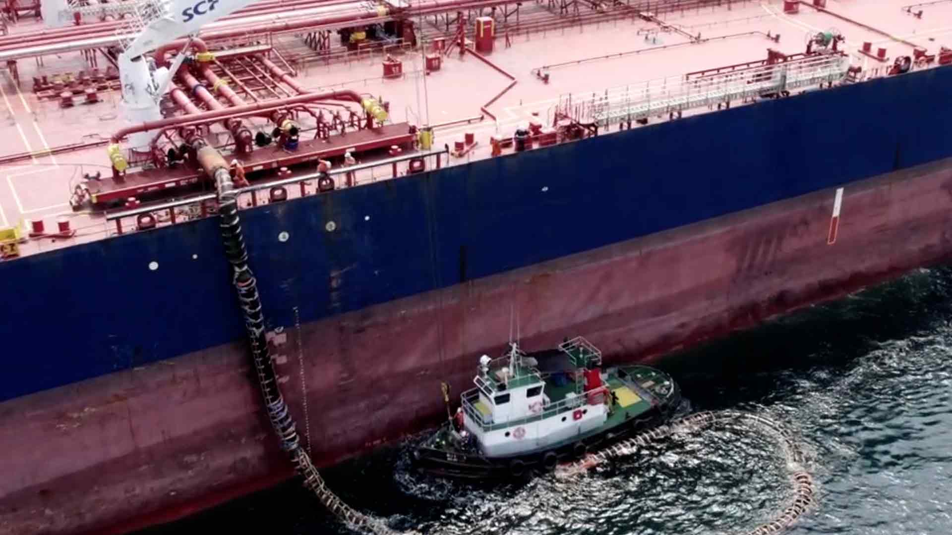 Algunos de los barcos de carga que sirven para mantener la operación de los principales puertos de Colombia