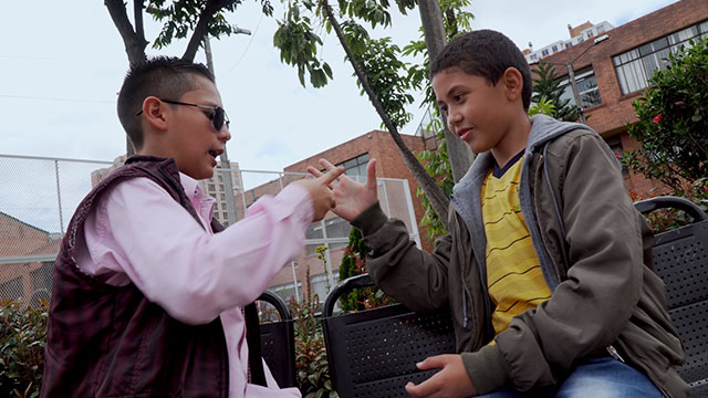 Amigos saludándose, familias testigos de jehova, familias venezonalas, serie amigos sin fronteras, niños del colegio, series para niños, series de señal colombia, series gratis, series online