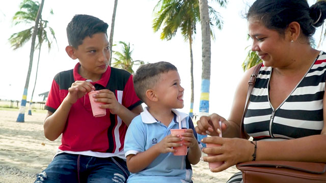Chicos en la playa, Santiago y José Daniel, amigos del barrio Brisas del Norte, serie amigos sin fronteras, niños del colegio, series para niños, series de señal colombia, series gratis, series online