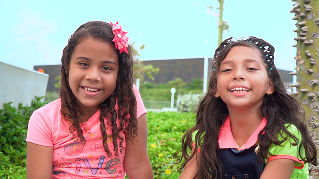 Niñas felices, amigas, mejores amigas del colegio, casa ludica la paz, serie amigos sin fronteras, niños del colegio, series para niños, series de señal colombia, series gratis, series online