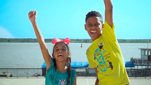 Amigos felices, casa ludica la paz, amistades venezolanas, jugar en la escuela, serie amigos sin fronteras, niños del colegio, series para niños, series de señal colombia, series gratis, series online