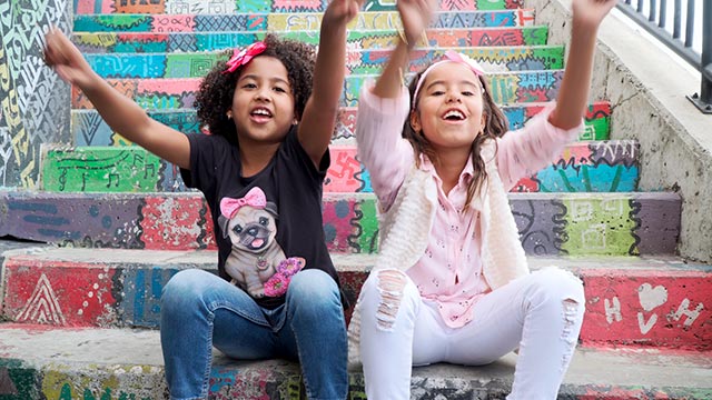 Niñas felices. Asielys y Biliye, niños de venezuela, amistades venezolanas, jugar en la escuela, serie amigos sin fronteras, niños del colegio, series para niños, series de señal colombia, series gratis, series online